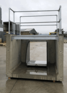 Tilting weir in concrete struture