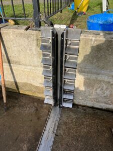 Stop log guide frame